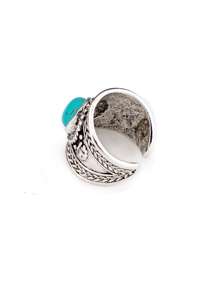 Retro exotic metal engraved pattern ring decorated with turquoise stone.