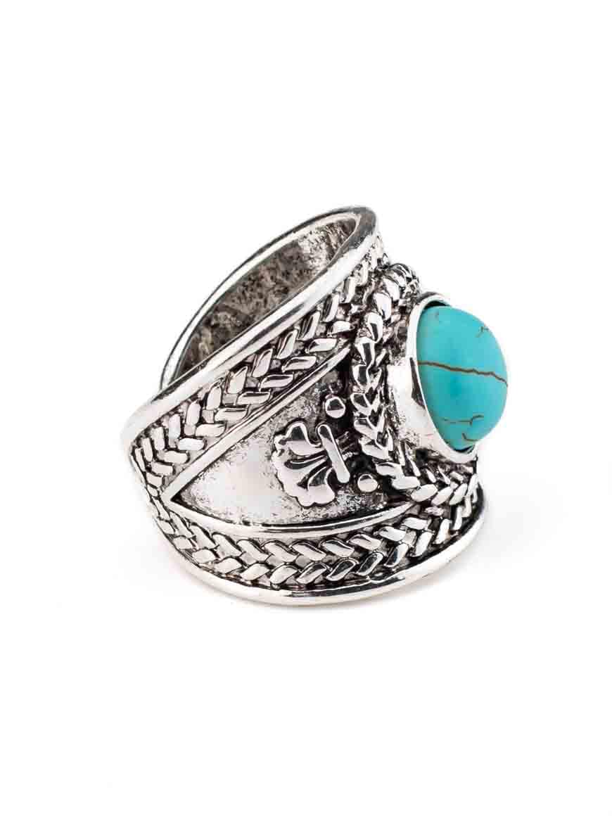 Retro exotic metal engraved pattern ring decorated with turquoise stone.