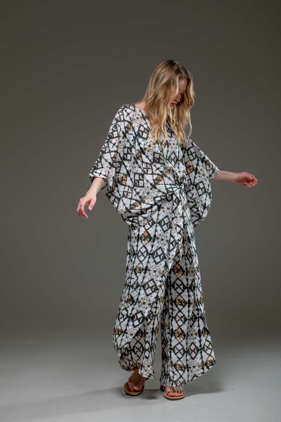 Elegant Soft  Rayon Geometric print wide Leg Side Splits Pants and flowing blouse Set 