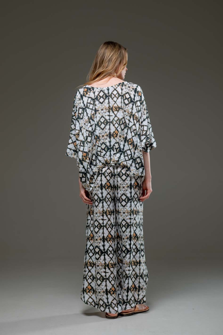 Elegant Soft  Rayon Geometric print wide Leg Side Splits Pants and flowing blouse Set 