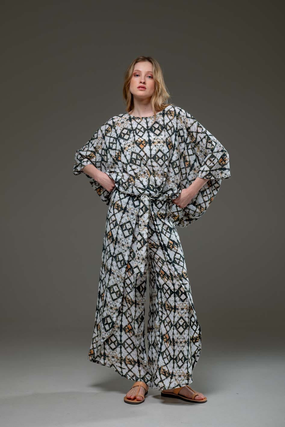 Elegant Soft  Rayon Geometric print wide Leg Side Splits Pants and flowing blouse Set 