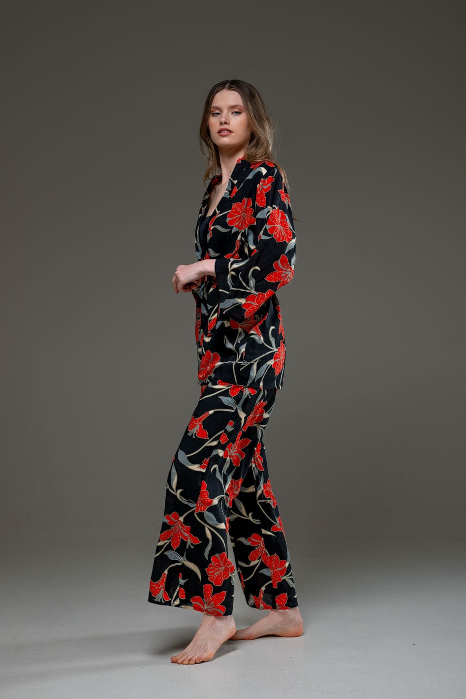 Elegant Super Soft Rayon Red Flower print long straight wide leg pants and long sleeve kimono  Set  
