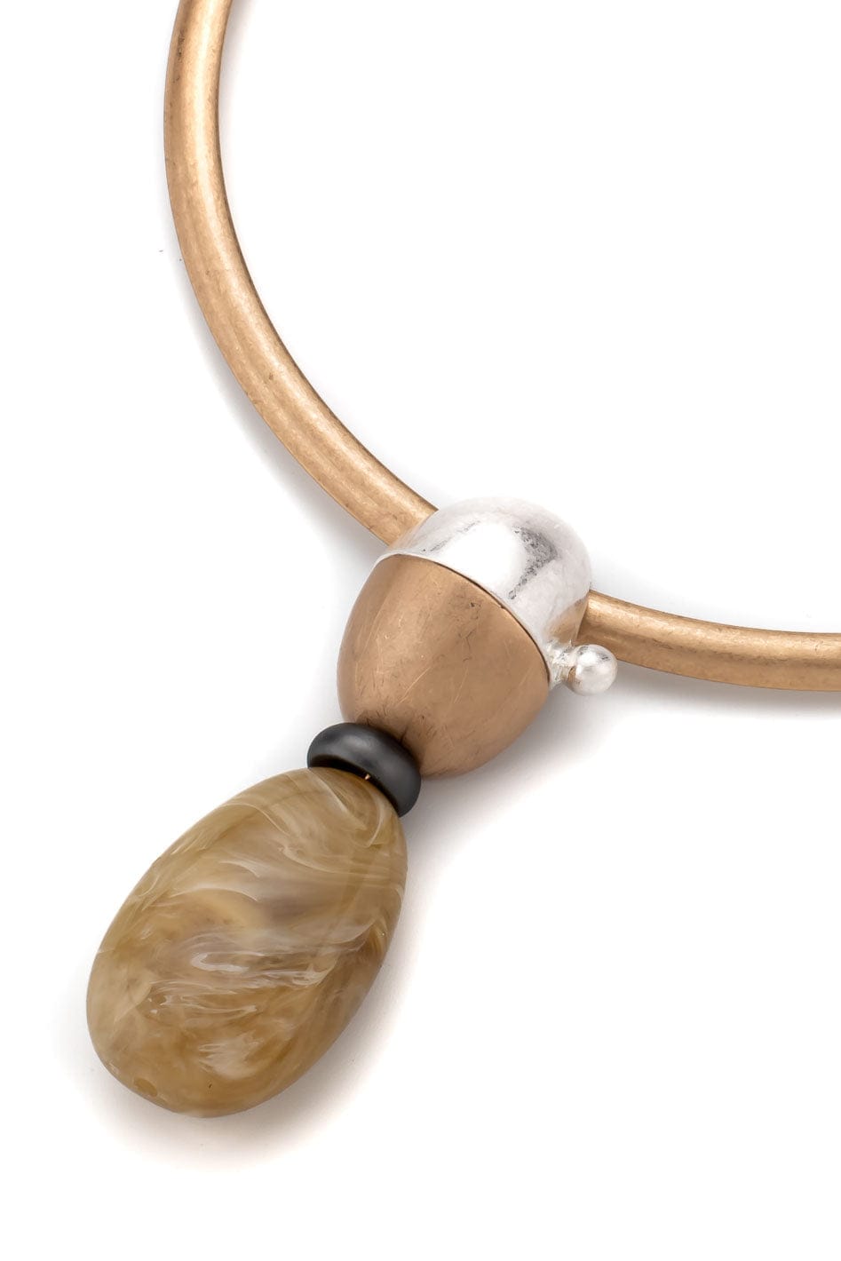 Chic resin choker necklace with drop pendant and metal band