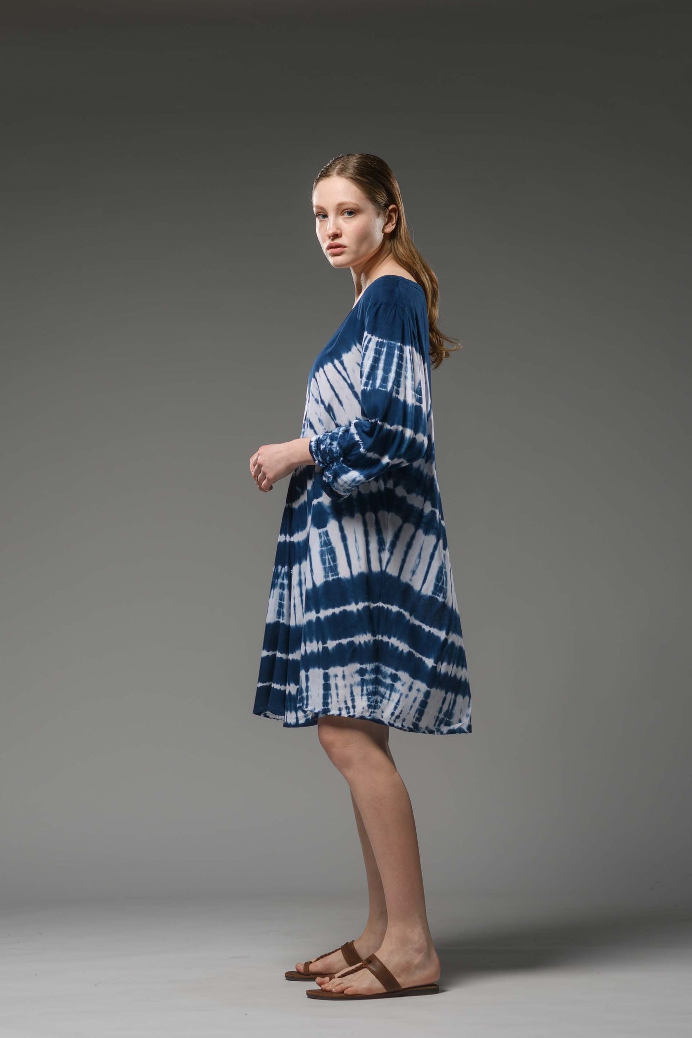 Easy wear blue white tie dye V neck 3/4 sleeve midi dress