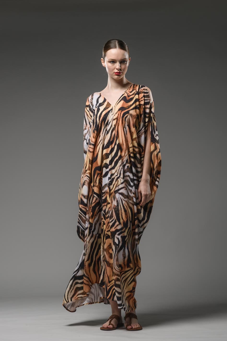 Resort wear tiger digital print v neck  shoulder split loose kaftan dress 