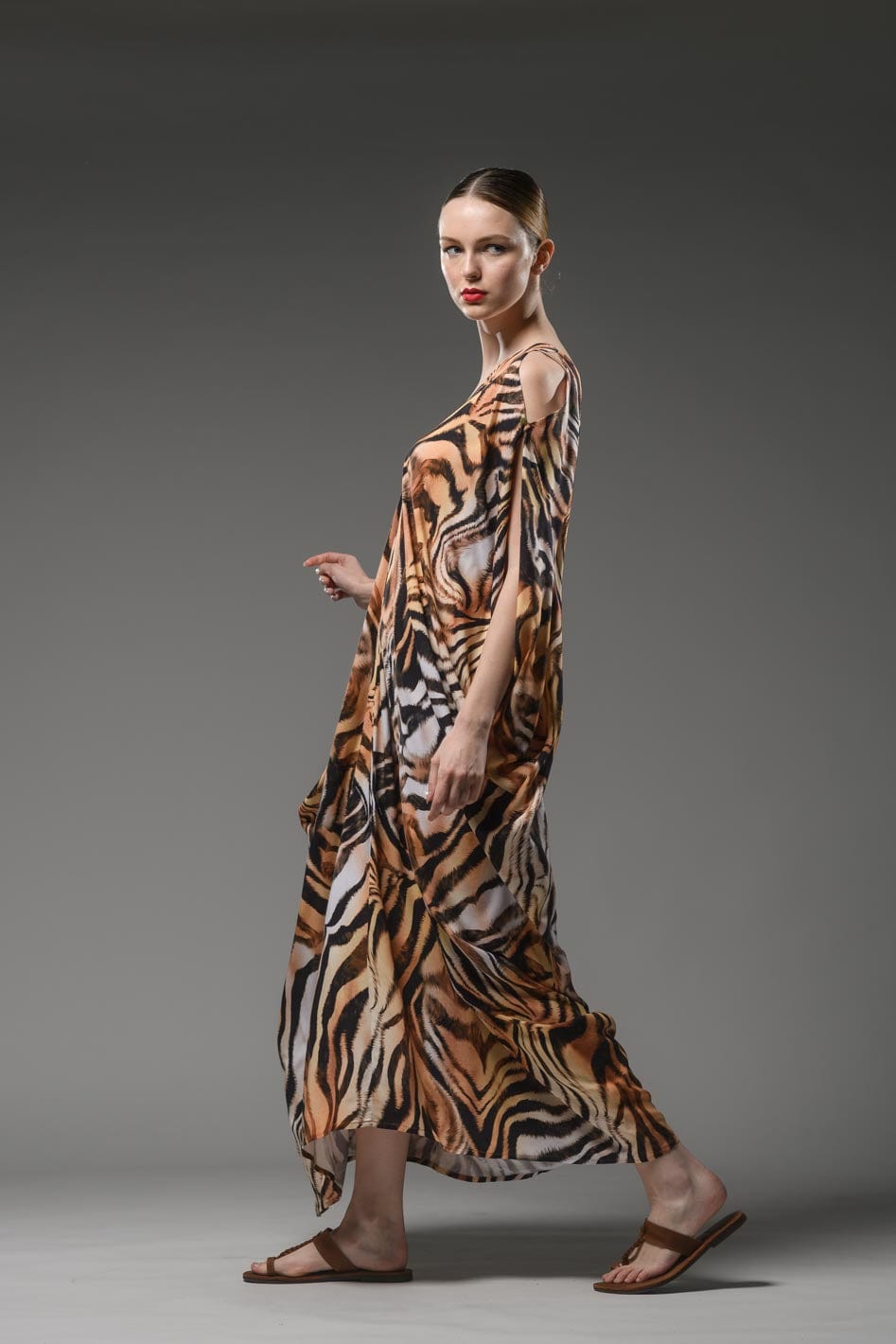 Resort wear tiger digital print v neck  shoulder split loose kaftan dress 