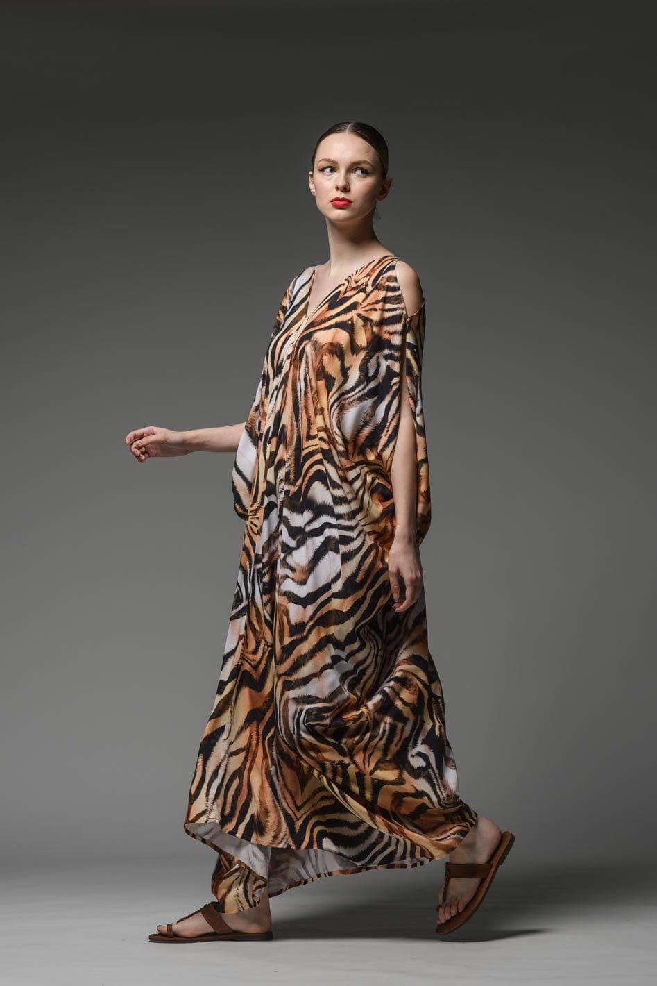 Resort wear tiger digital print v neck  shoulder split loose kaftan dress 