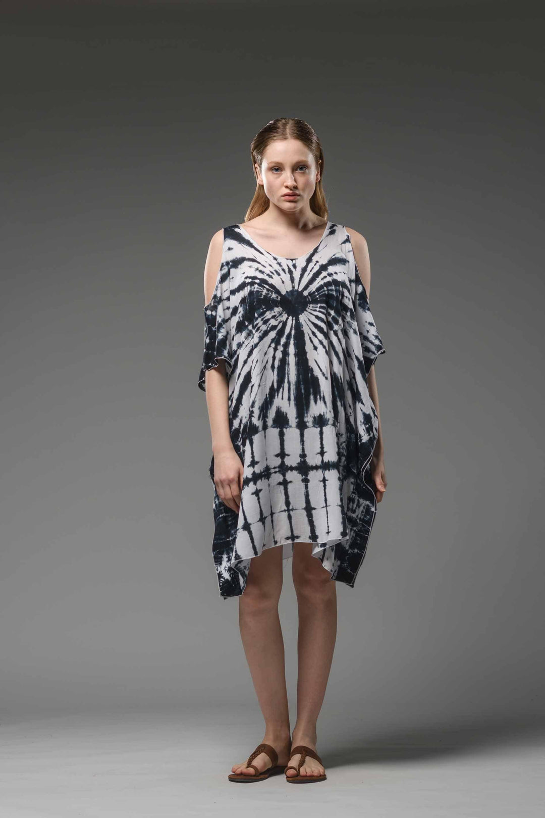 Short loose fit scoop neck short sleeve black &amp; white tie dye kaftan 
