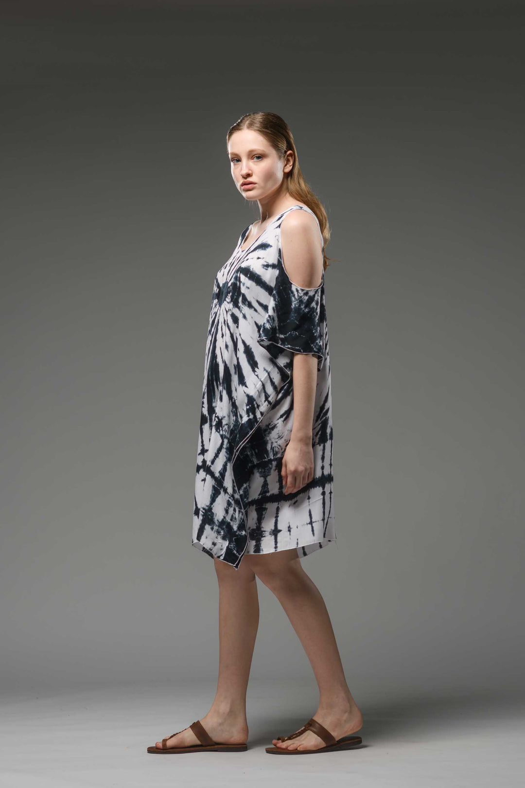 Short loose fit scoop neck short sleeve black &amp; white tie dye kaftan 