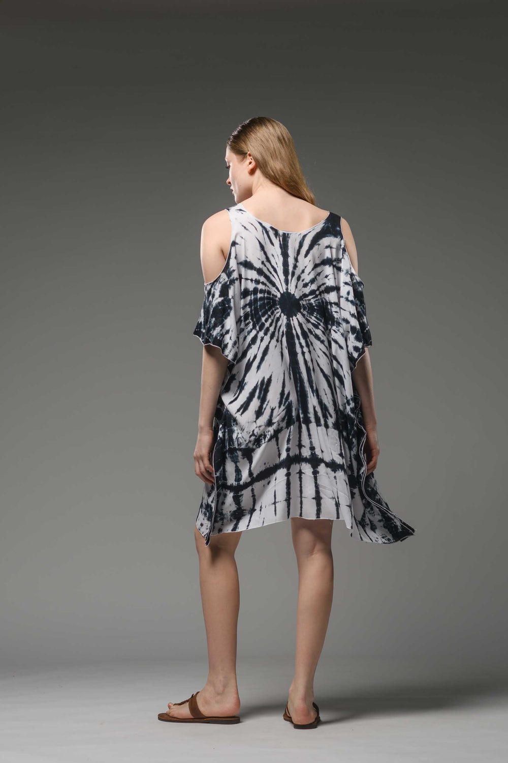 Short loose fit scoop neck short sleeve black & white tie dye kaftan 