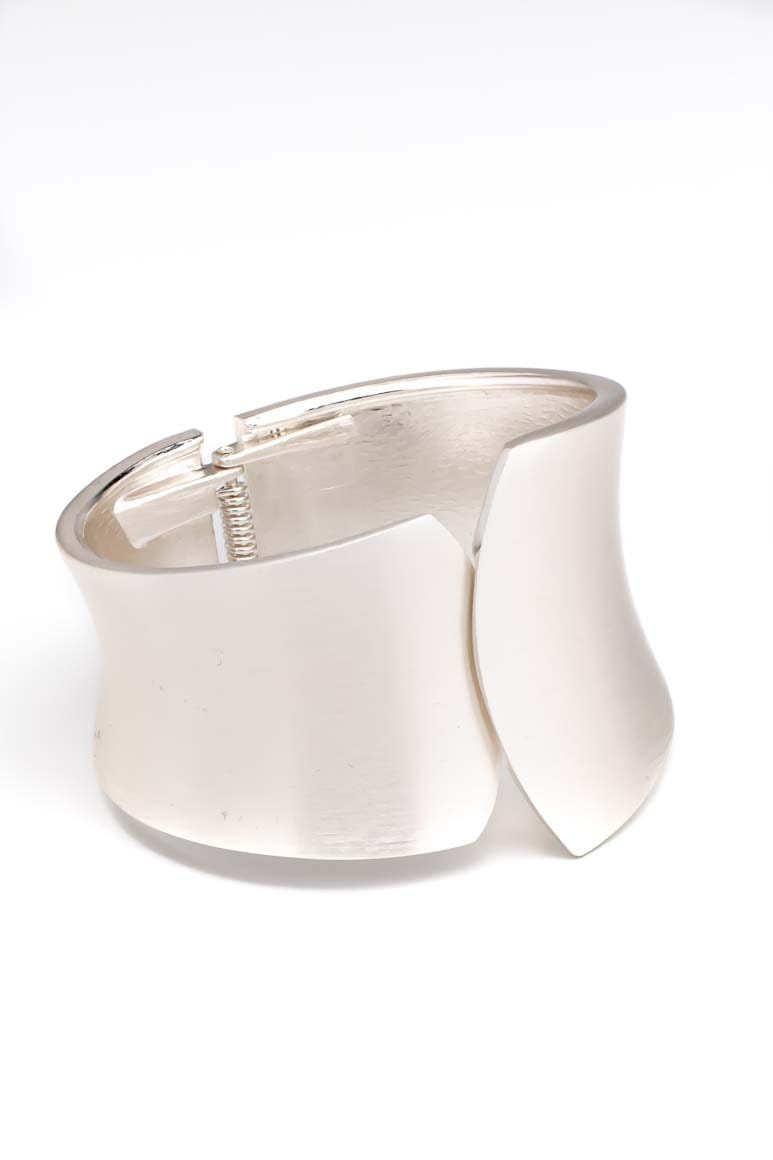 Elegant metal cuff bracelet silver - awatara
