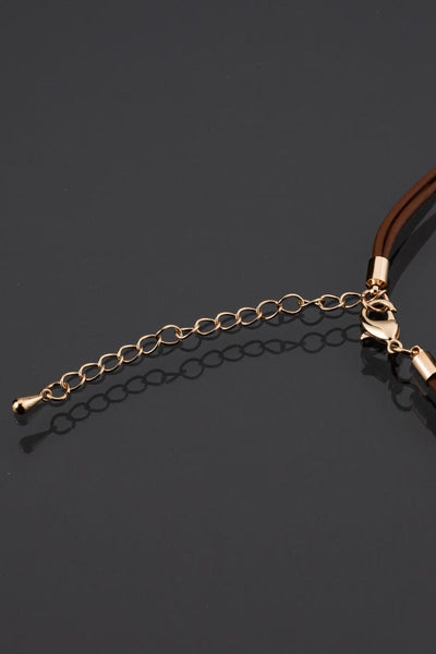 elegant chain shape short necklace detail