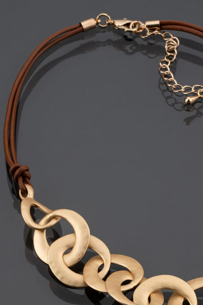elegant chain shape short necklace detail