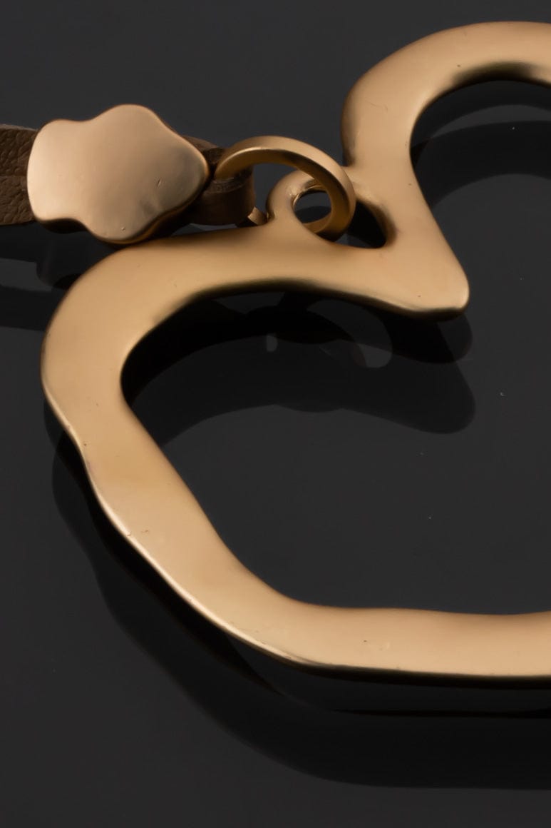 Elegant heart shape pendant long necklace detail