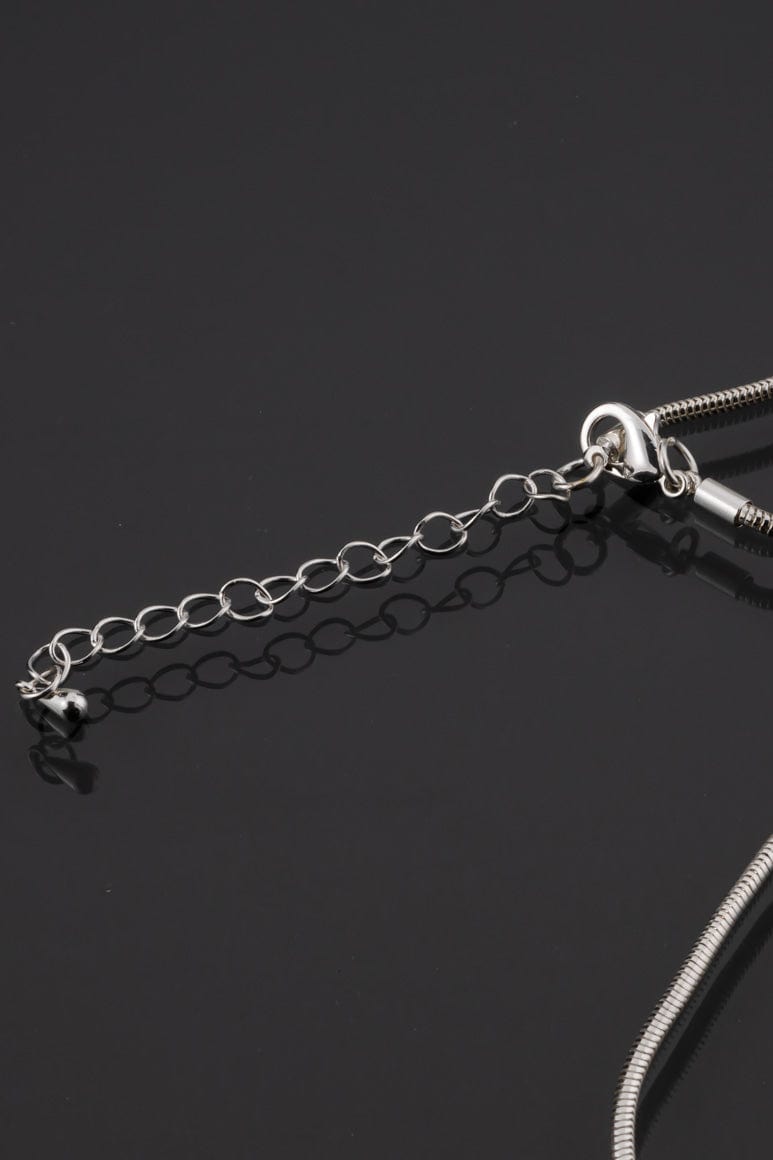 elegant hammered long necklace detail
