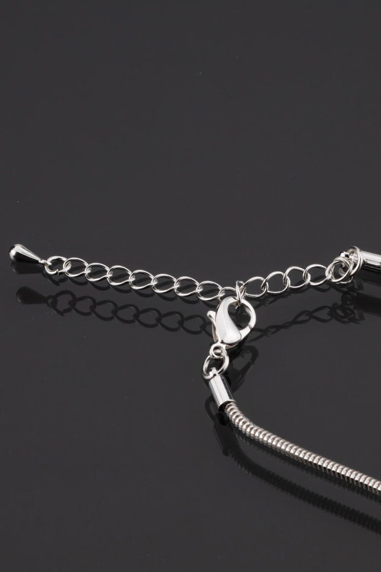 Elegant long pendant necklace detail