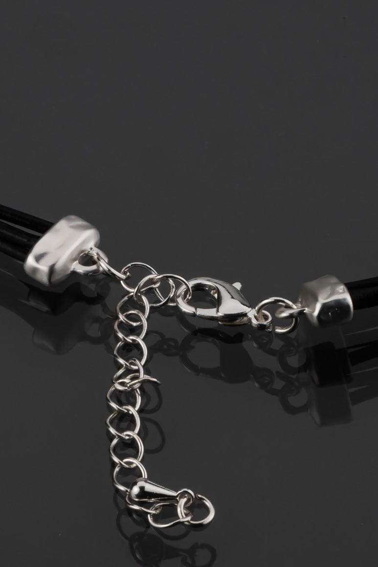 Elegant multilayer short necklace detail