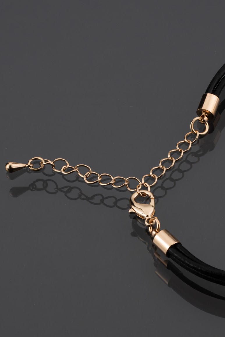 Elegant multilayer short necklace gold detail