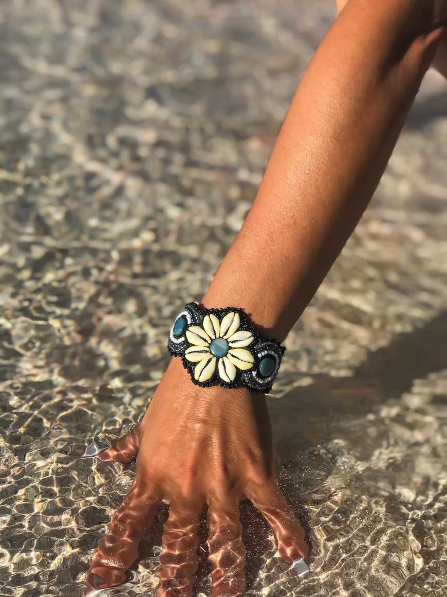 Sea shell beaded bracelet BLACK - awatara